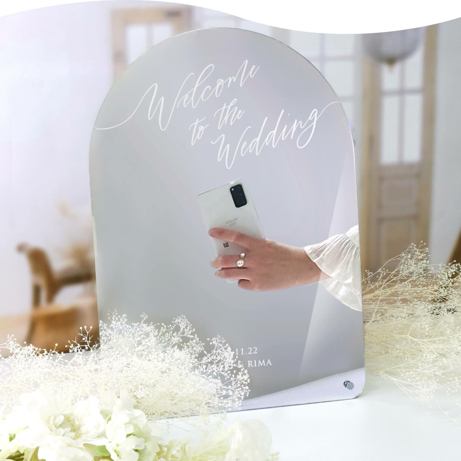 鏡越しショットが撮れる新郎新婦もゲストも楽しめる演出型アクリルミラーウェルカムボード