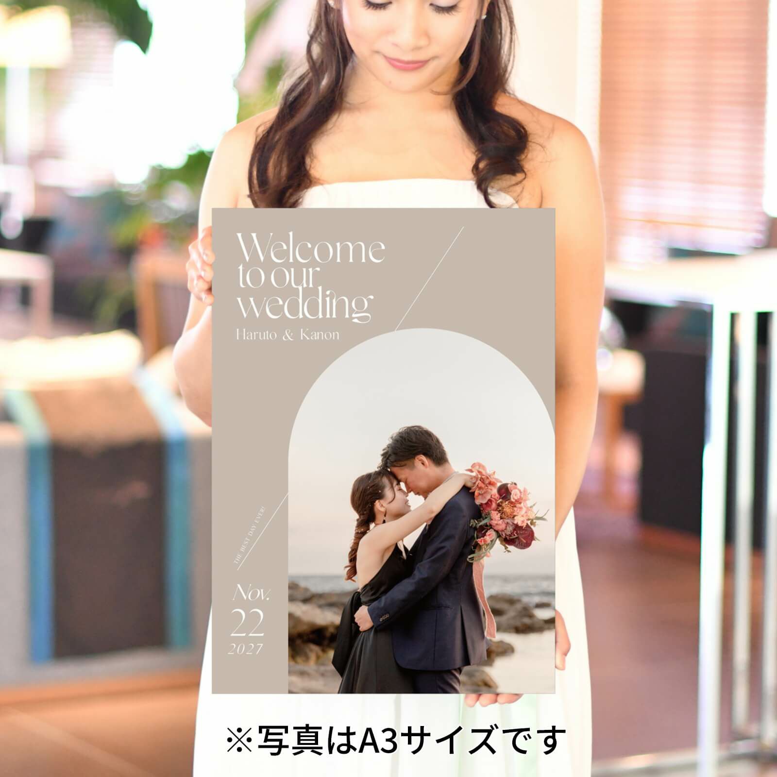 フォトパネル写真ウェルカムボードを持っている花嫁