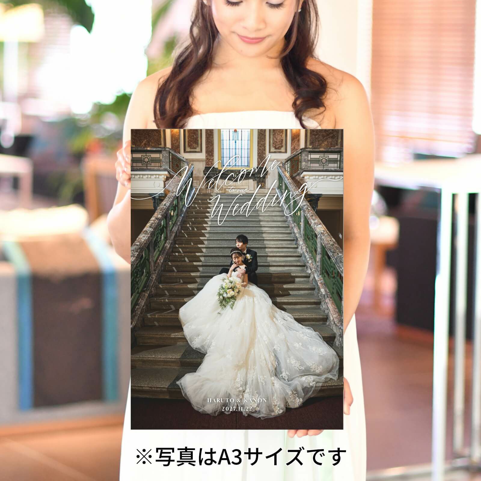 フォトパネル写真ウェルカムボードを持っている花嫁