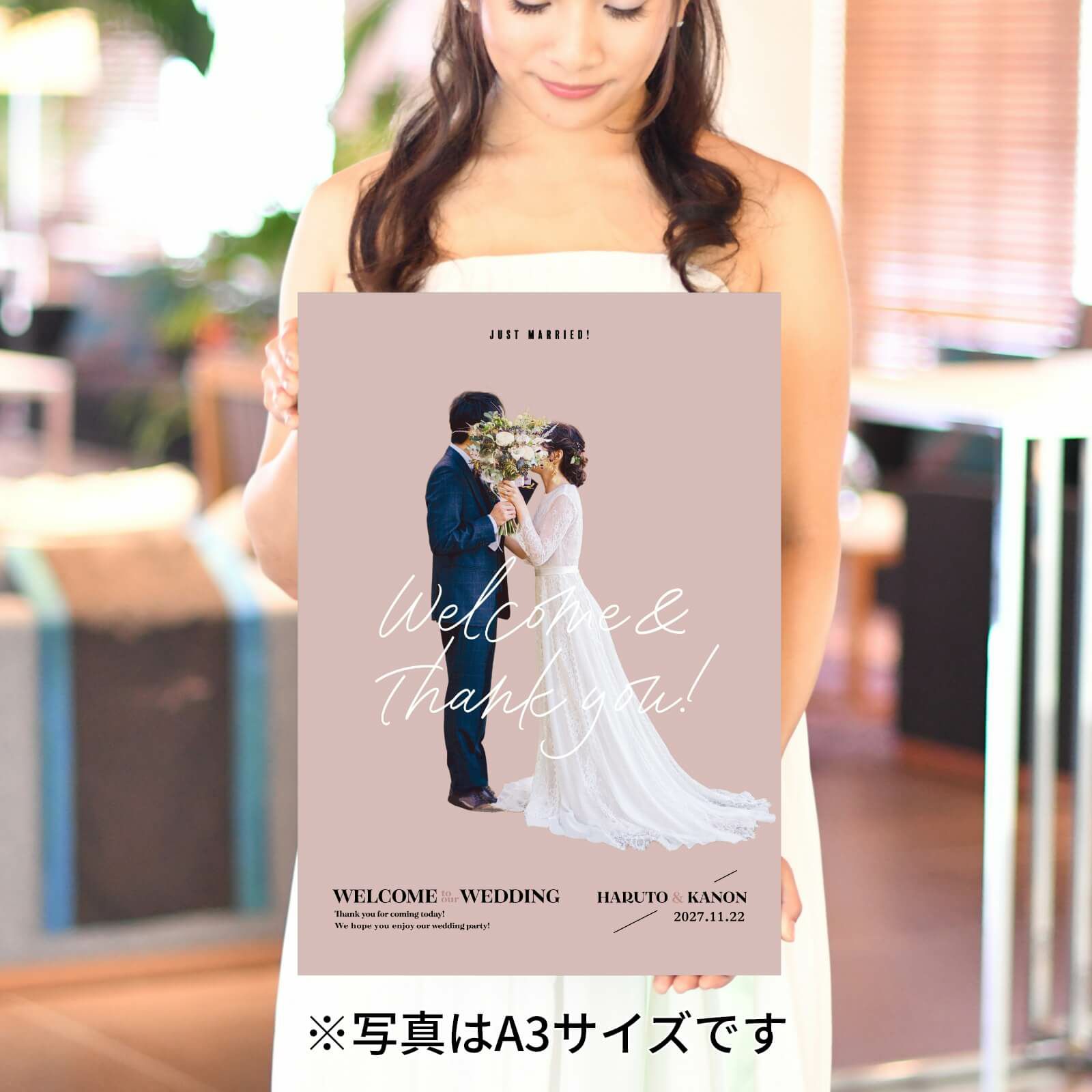 フォトパネル写真ウェルカムボードを持っている花嫁