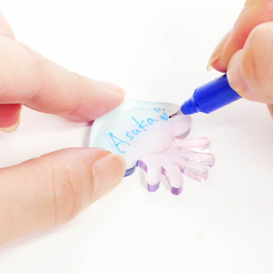 ピースに名前を書いてもらえば結婚を承認した演出になるアクリルウェディングドロップス