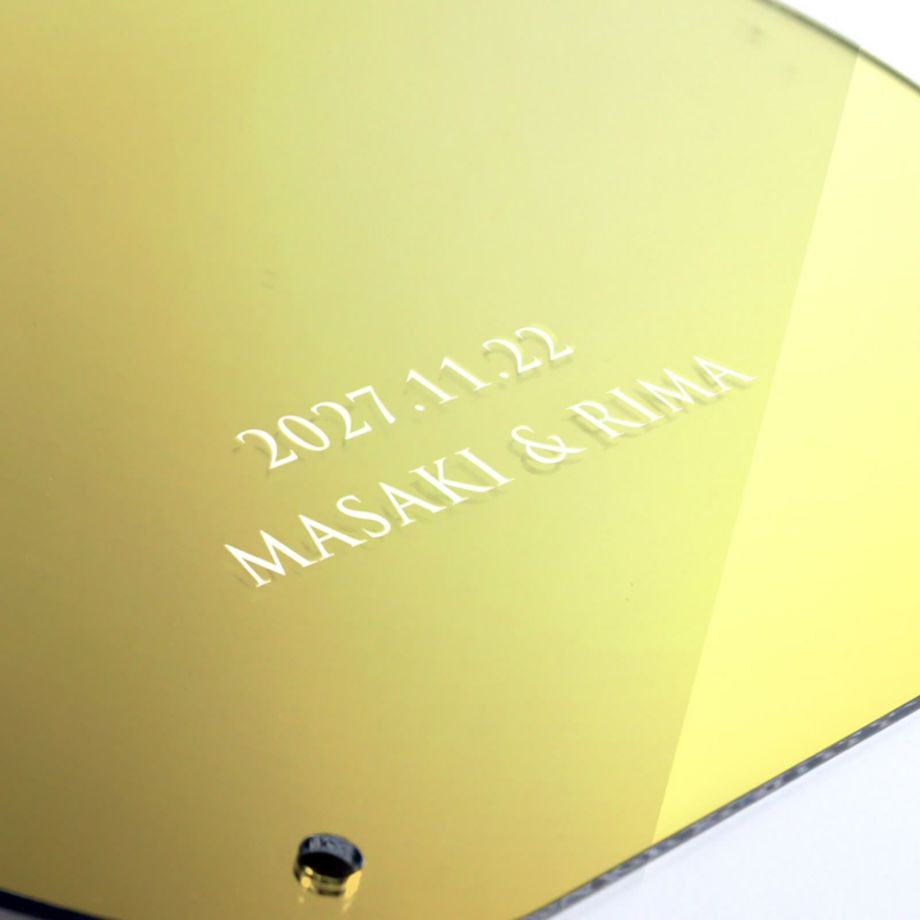 名入れしてお届けするゴールドミラーウェルカムボード