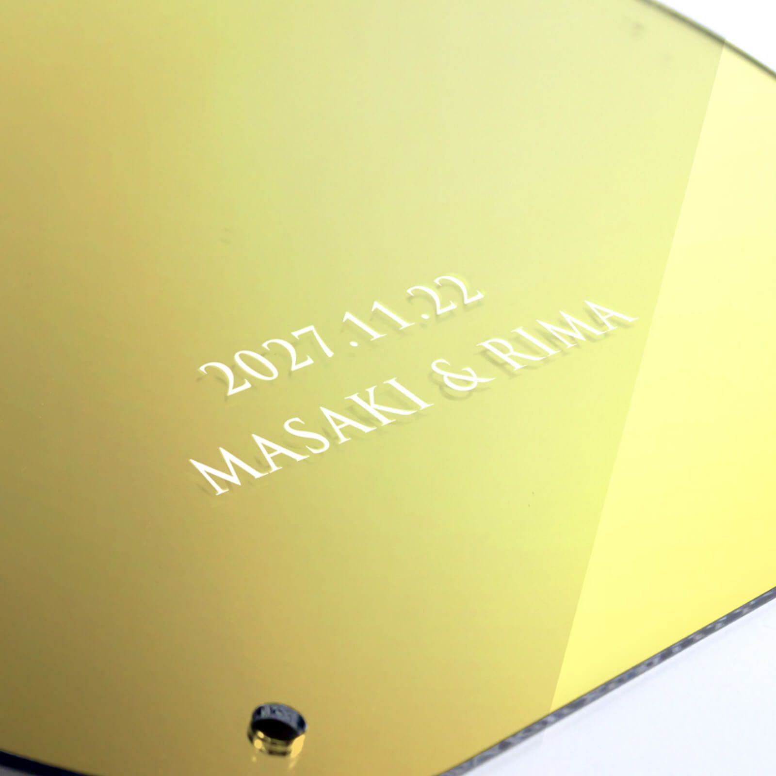 名入れしてお届けするゴールドミラーウェルカムボード