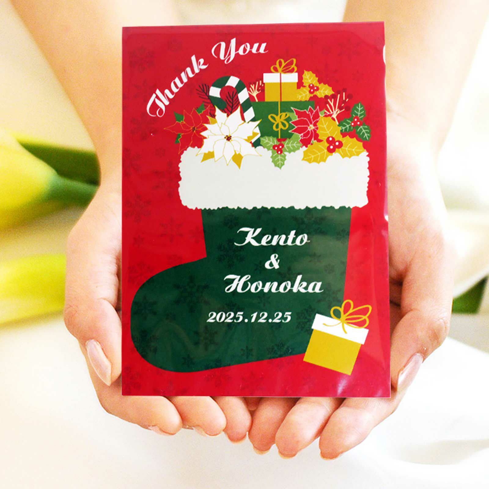 クリスマスパッケージの選べるプチギフトを手に持っている